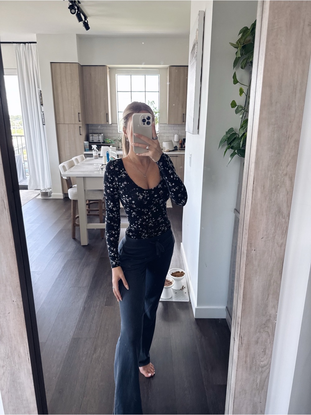 Garage Black Floral Long-Sleeve Scoop Neck Bodysuit (Size XS)